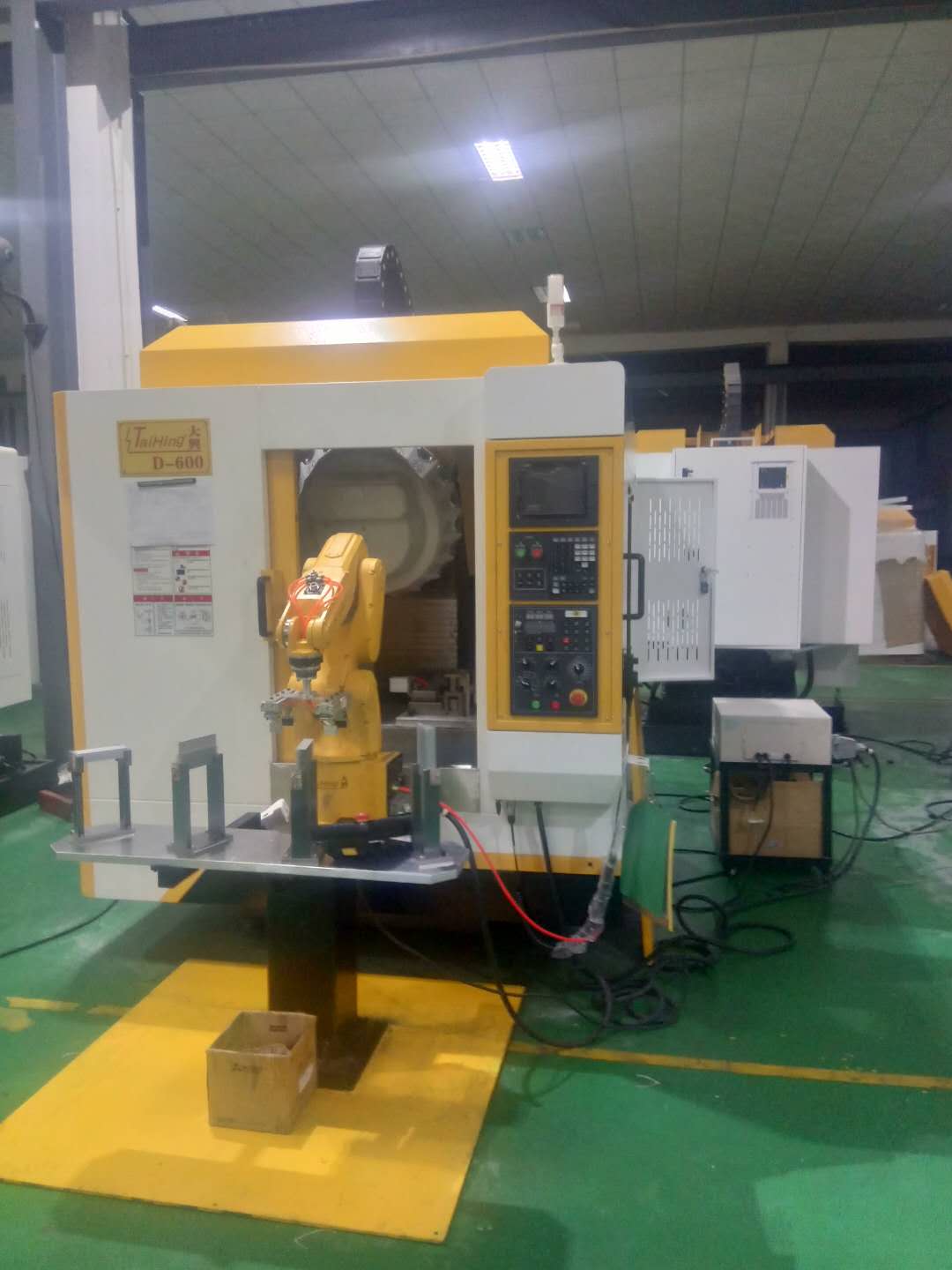 高速钻孔攻牙机D-600 (带机械手，全自动上下料）